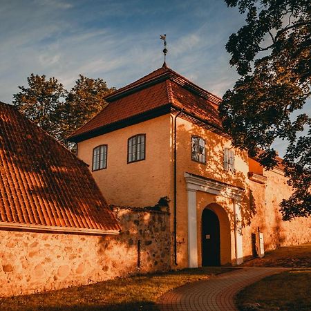 Отель Slokenbekas Muiza Milzkalne Экстерьер фото