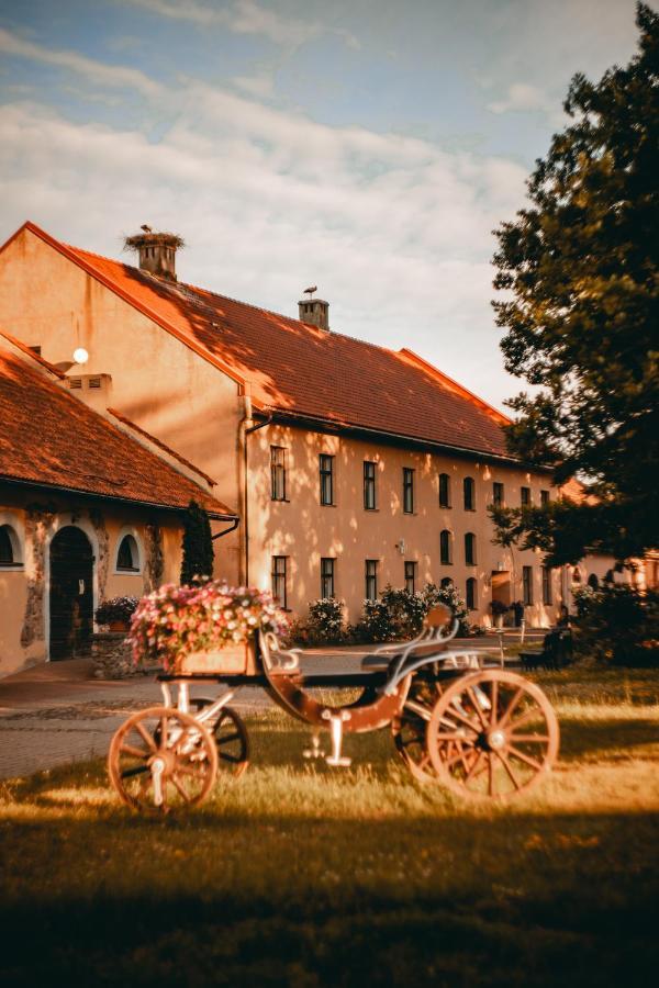 Отель Slokenbekas Muiza Milzkalne Экстерьер фото