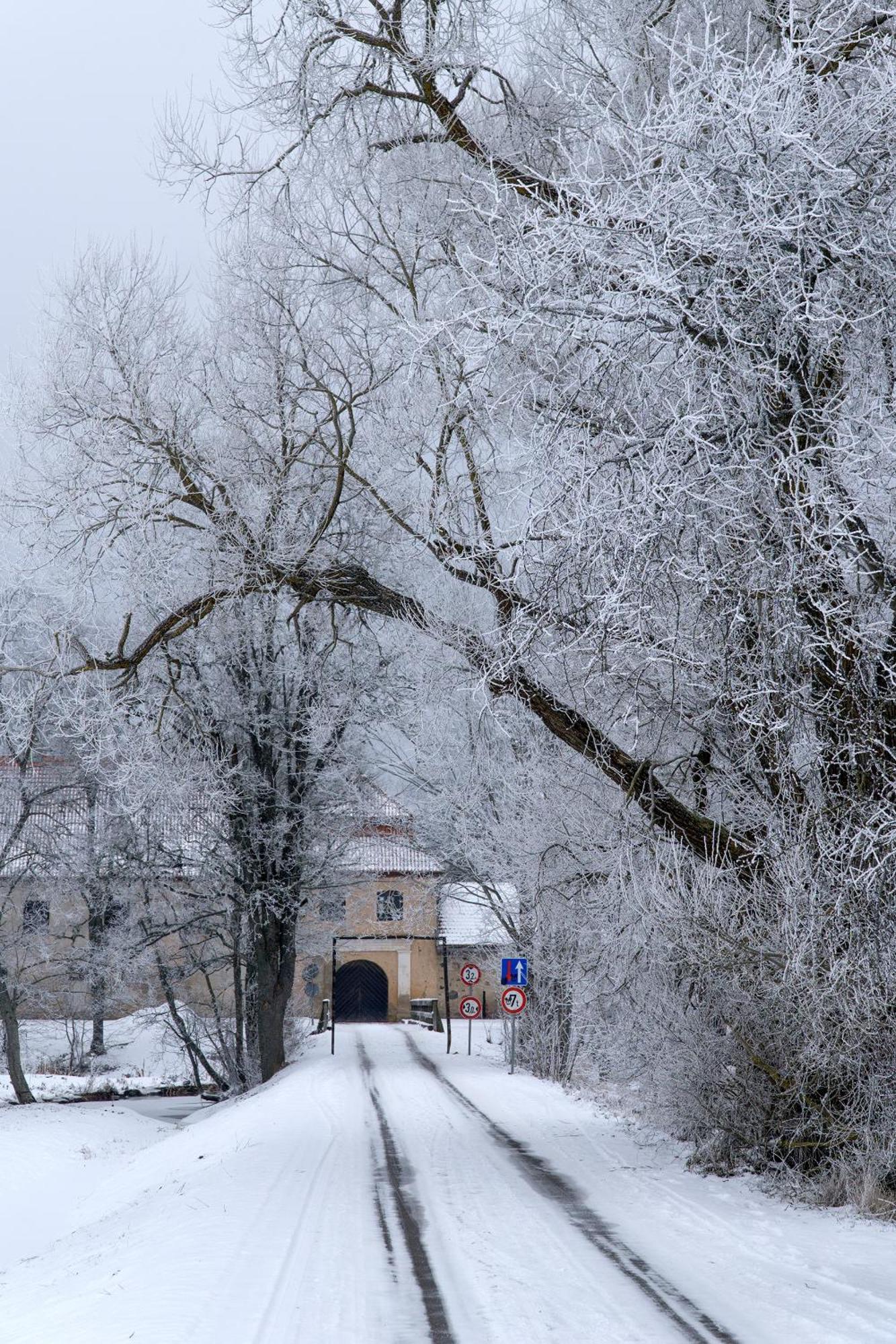 Отель Slokenbekas Muiza Milzkalne Экстерьер фото